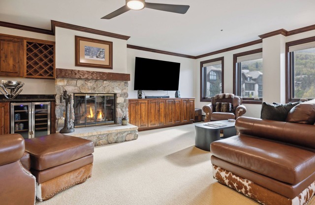 Spacious 2BD + Den, Ski In OutnIn the Heart of Beaver Creek VillagenPool jacuzzi