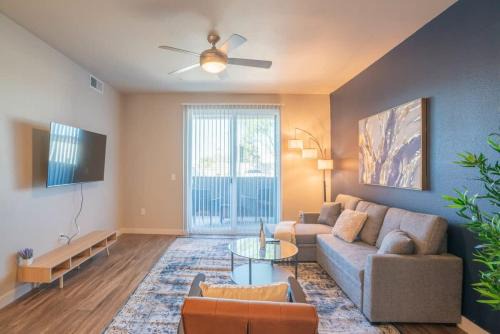 Spacious 2BD - Gym, Pool, Parking, W-D - Sleeps 8
