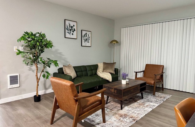 Spacious 2BR Apartment w/queen bed, Fireplace & Patio. Near Downtown.