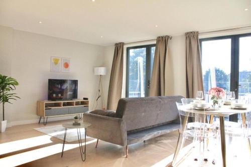 Spacious 2BR Apartment with Terrance
