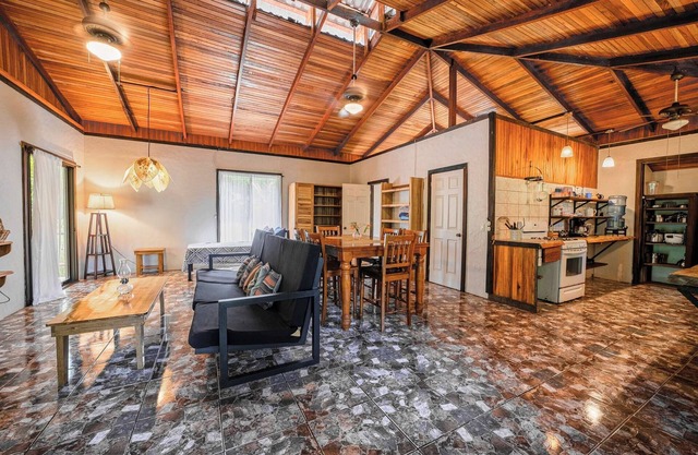 Spacious 2nd floor apt - a min’ walk to the beach