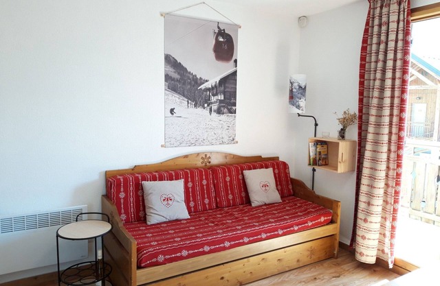 Spacious 3* apartment 300m from slopes and shops, south balcony, parking, end of stay included