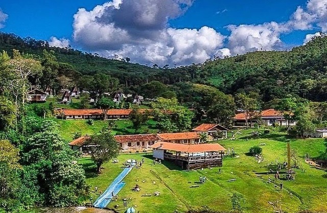 Spacious 3-bedroom cabin in tranquil Vale with WiFi