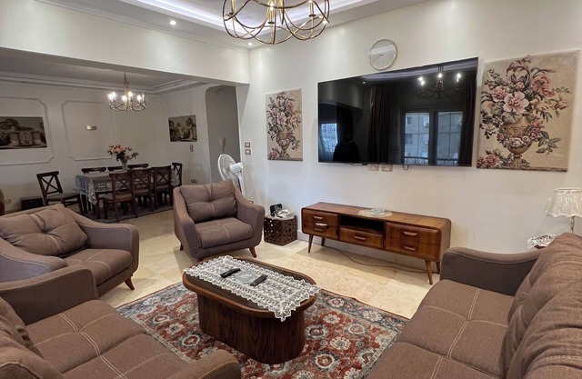 Spacious 3-bedroom apartment with WiFi, AC in charming center Cairo Governorate
