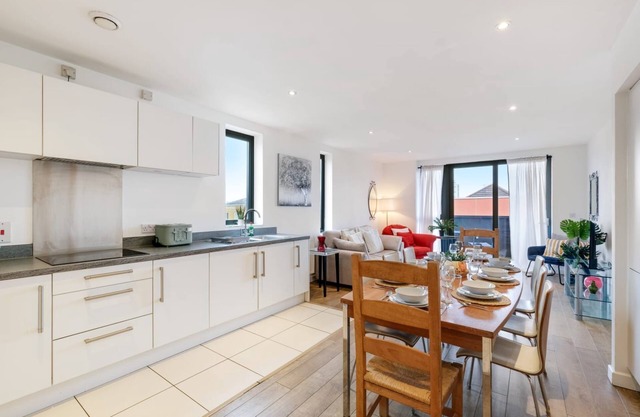 Spacious 3-Bed Apartment in East London – Great for Families & Business Stays!