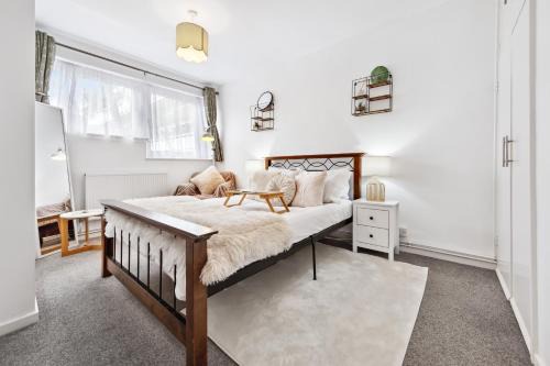 Spacious 3-Bed Apt near Shoreditch with Parking
