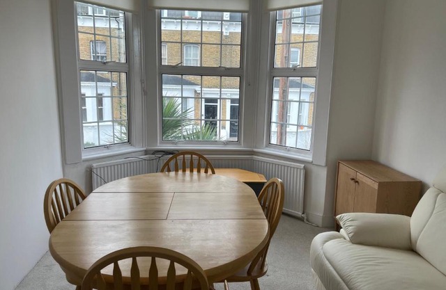 Spacious 3 Bed Flat in Greenwich