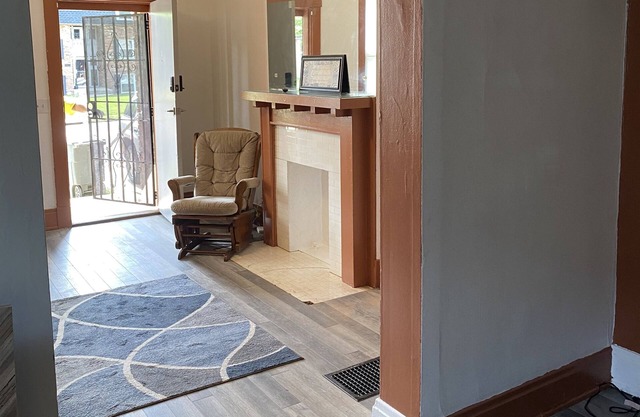 Spacious 3 bedroom 2 baths 5 beds. Private parking. Downtown 5 miles away.