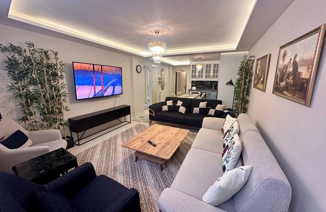 Spacious 3-bedroom apartment with AC, WiFi in fabulous Istanbul