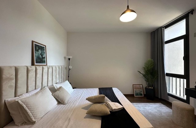 Spacious 3-bedroom apartment with WiFi, AC in charming Cairo