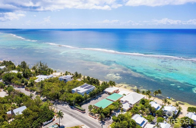 Spacious 3-bedroom Oceanfront apartmen in charming George Town South Sound