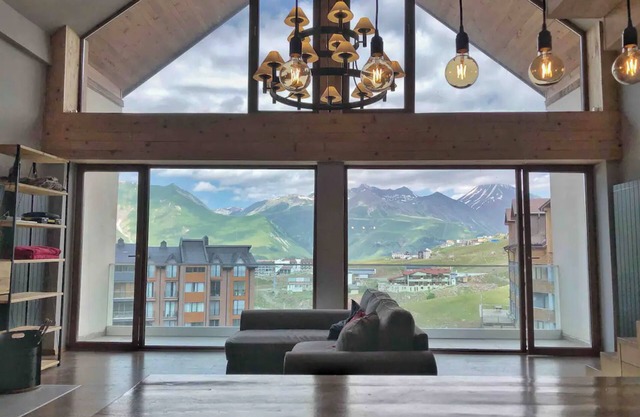 Spacious 3-bedroom Loft in New Gudauri with Panoramic Views, Ski in Ski out