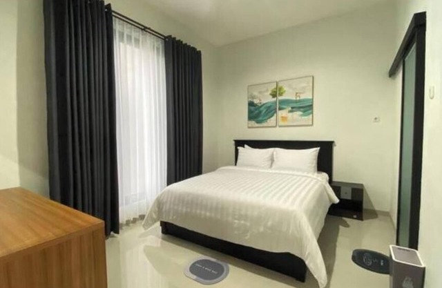 Spacious 3 BR Villa with Pool in Central of Batu