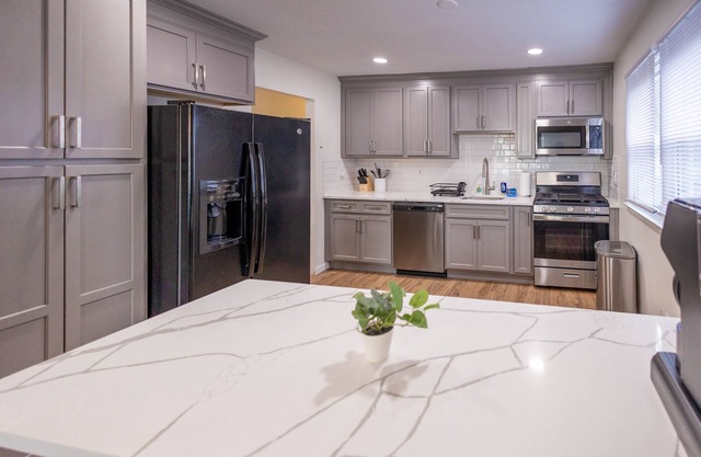 Spacious 3b/2ba Near Train, Pets, Laundry, Parking