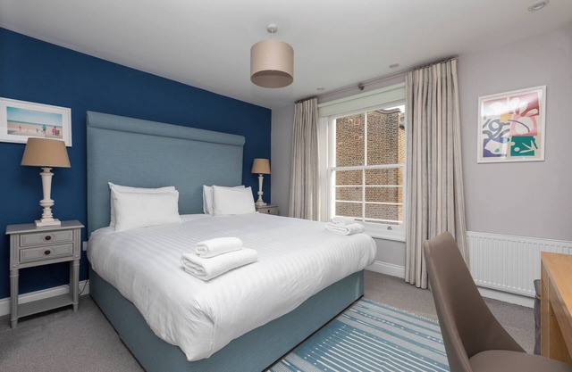Spacious 3BD Flat with Balcony, Notting Hill