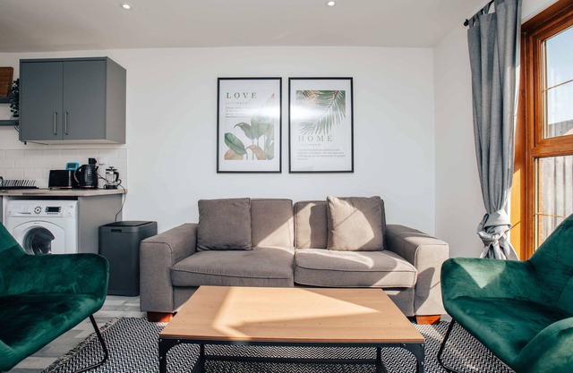 SPACIOUS 3BD TOWNHOUSE w 2WCs+15MINS TO BHAM &WOLV