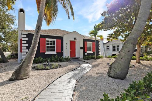Spacious 3br 2ba Cottage Steps to Water & Downtown