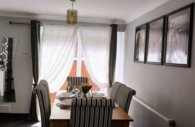 Spacious 3BR Home w. Garden & Parking | Sleeps 7 | Near Luton Airport