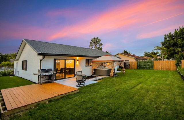 Spacious 3BR Home w/Hot Tub, BBQ & Parking