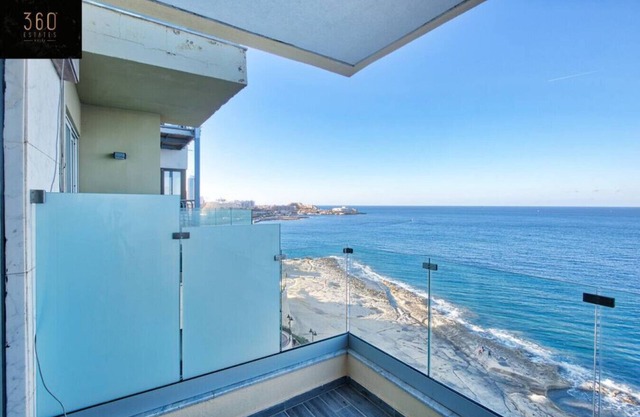 Spacious 3BR opposite beach - AC