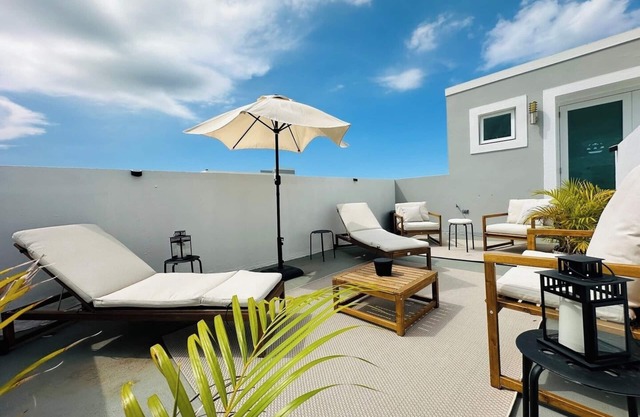 Spacious 3BR Penthouse 5 min from beach/AC/WIFI