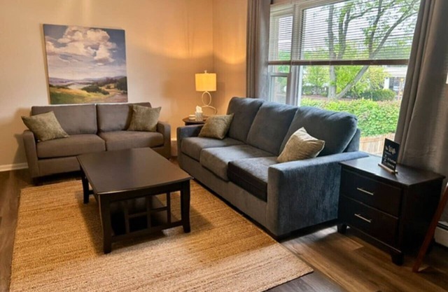 Spacious 4 bed Apt with 2 Living Areas Near DT!