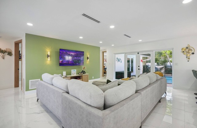 Spacious 4-bedroom house in lovely Fort Lauderdale with pool and near beach