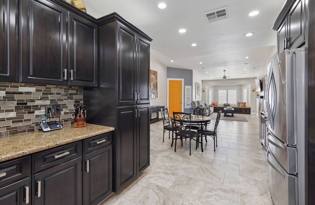 Spacious 4-bedroom house with AC and WiFi in welcoming Bermuda Dunes