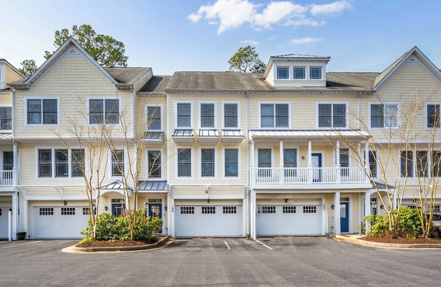 Spacious 4 BEDROOM 3 1/2 BATHROOM in Gated Resort Community