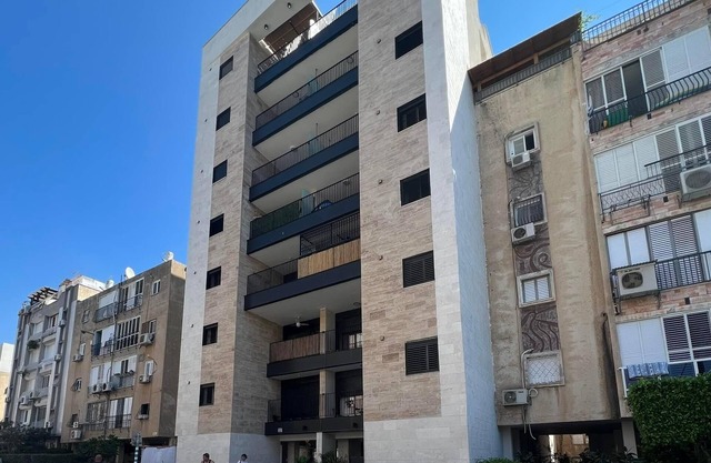 Spacious 4-bedroom apartment with AC, WiFi in charming Bat Yam