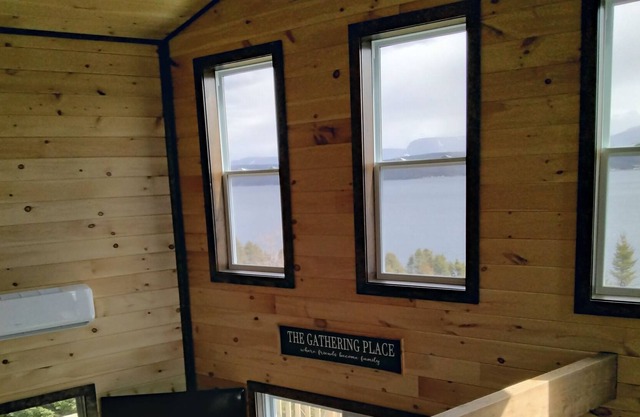 Spacious 4-bedroom, 2-washroom chalet in the heart of Gros Morne