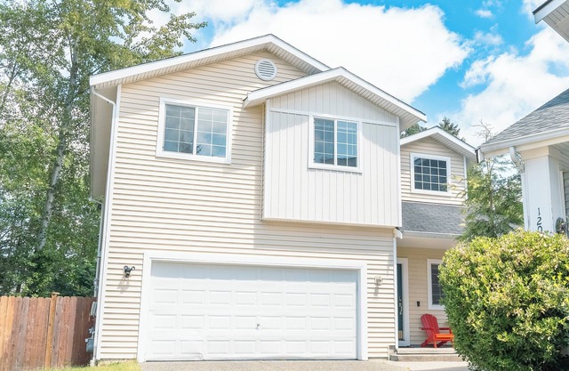 Spacious 4 Bedroom Family Home on private road near I-5 & 405, Paine Field