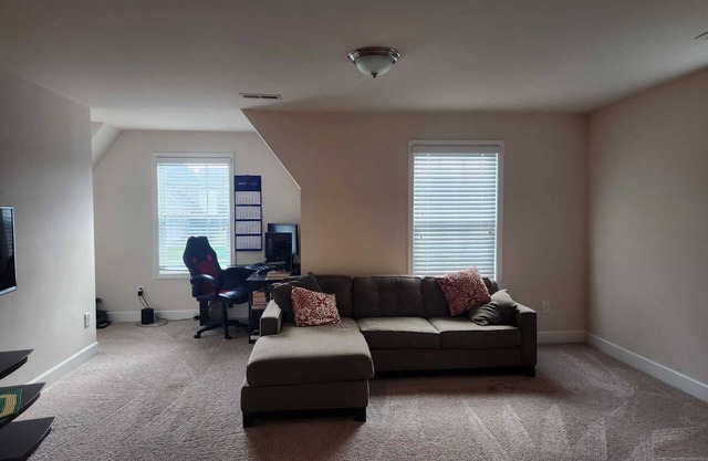 Spacious 4-bedroom house with WiFi and AC in Burlington. On a cul-de-sac.