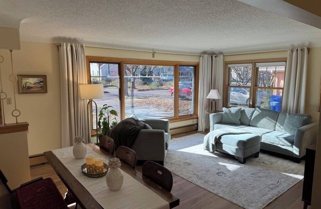 Spacious 4-bedroom house near Lake Phalen with AC, WiFi