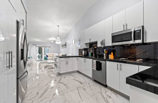 Spacious 4-bedroom house with WiFi and AC in lovely Hialeah