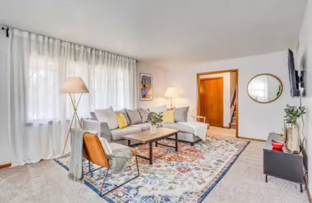 Spacious 4-bedroom house with pool in quiet neighborhood