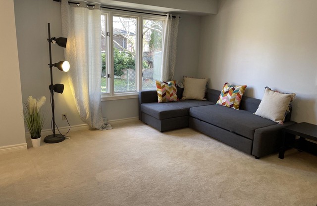 Spacious 4 Bedroom House Closed to Masonville UH UWO