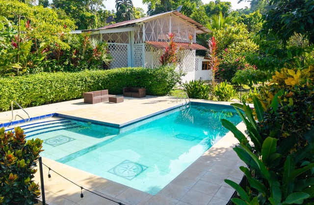 Spacious 4-bedroom house with WiFi Playa Chiquita