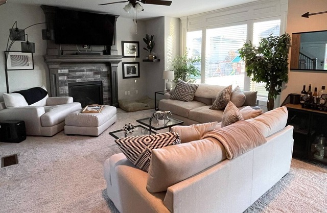 Spacious 4 Bedroom Modern Home w/ Full Gym. ⭐️6+ Month Availability Only⭐️