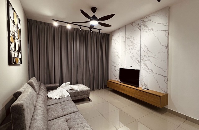 Spacious 4-bedroom Apartment Near Sunway Velocity. Perfect for Groups