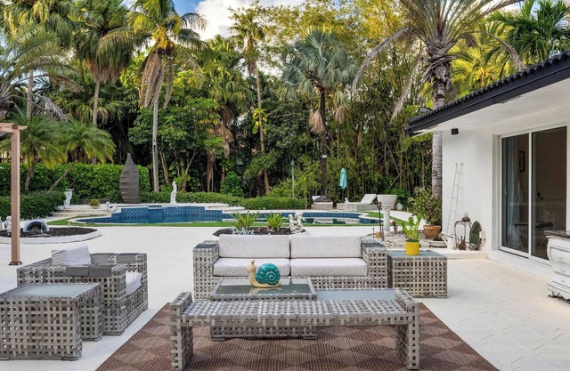 Spacious 4-bedroom villa with Pool + Hot Tub + Spacious Garden