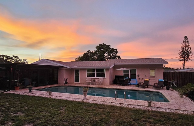 Spacious 4bed/2bath home in Sarasota w/pool 5 miles from Siesta Key Beach!