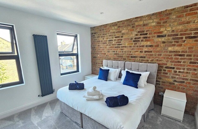 Spacious 4BR House, London, Sleeps 9, Free Parking