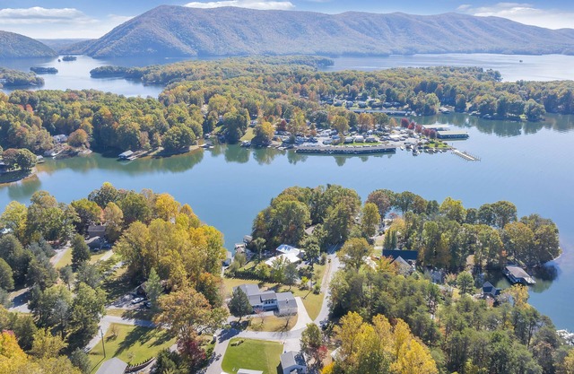 Spacious 4BR with private boat dock and lakefront access