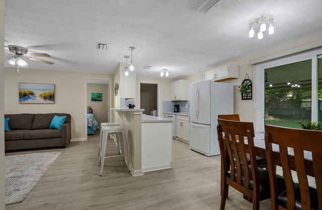 Spacious 5-bed 2-bath house in Orange Park