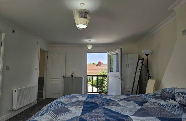 Spacious 5 bedroom and 5 bathroom home in Croydon