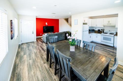 Spacious 5 Bedroom 3 Bath Home for Large Groups By DT LA
