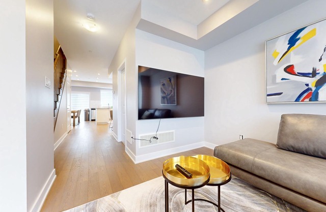 Spacious 5 Bedroom/5 Bathroom Townhouse