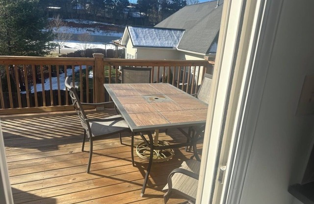 Spacious 5-bedroom house with AC, WiFi in West Knoxville - 3 bedrooms for rent