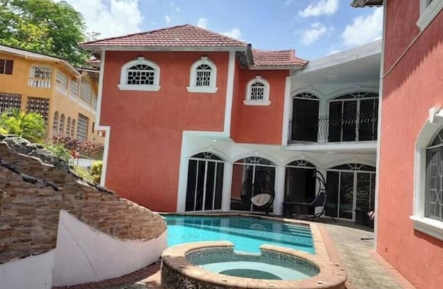 Spacious 5-bedroom house in lovely Kingston with WiFi, AC